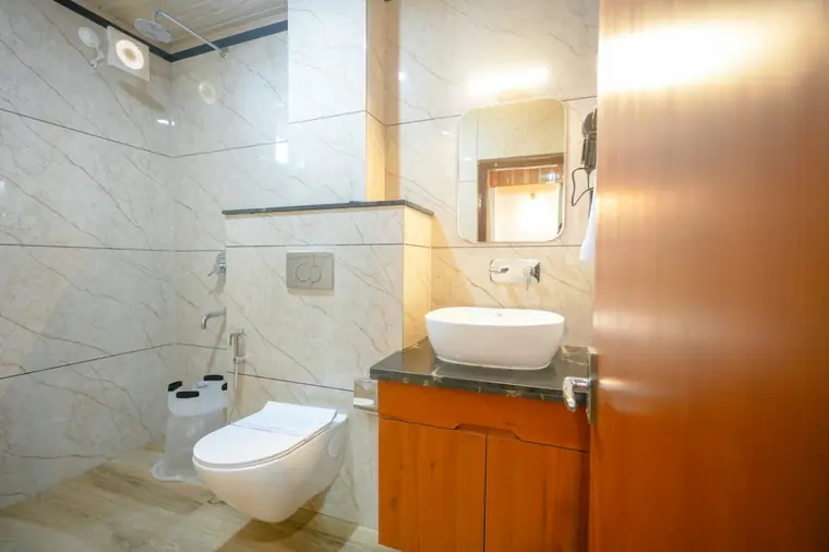 Bathroom with a wall-mounted basin and large mirror