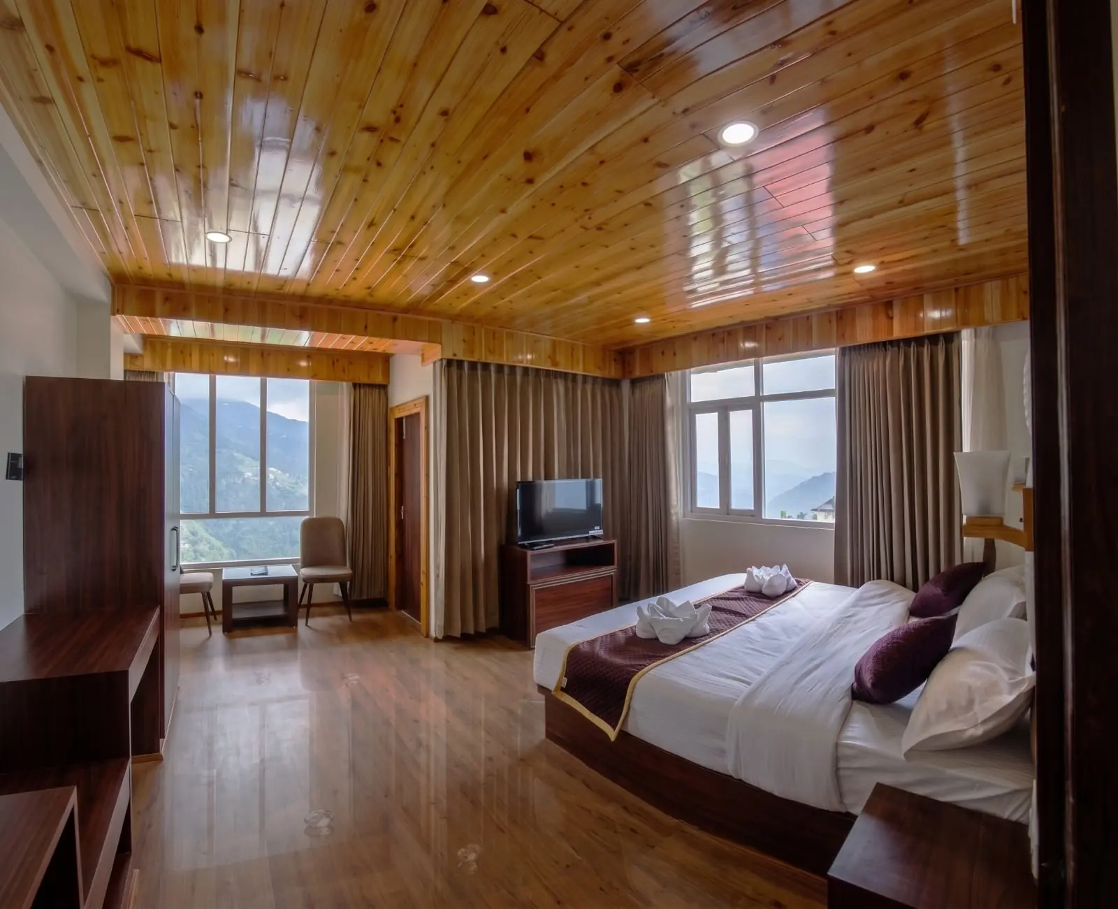 Premium Executive room with pine-panelled ceiling, king bed and a seating corner